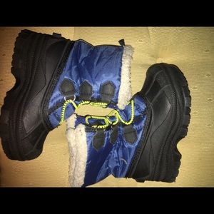 Snow boots